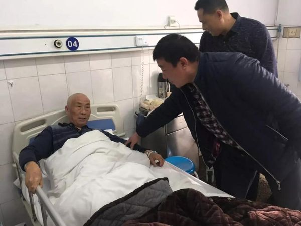 慰問住院?jiǎn)T工，傳遞家的溫暖